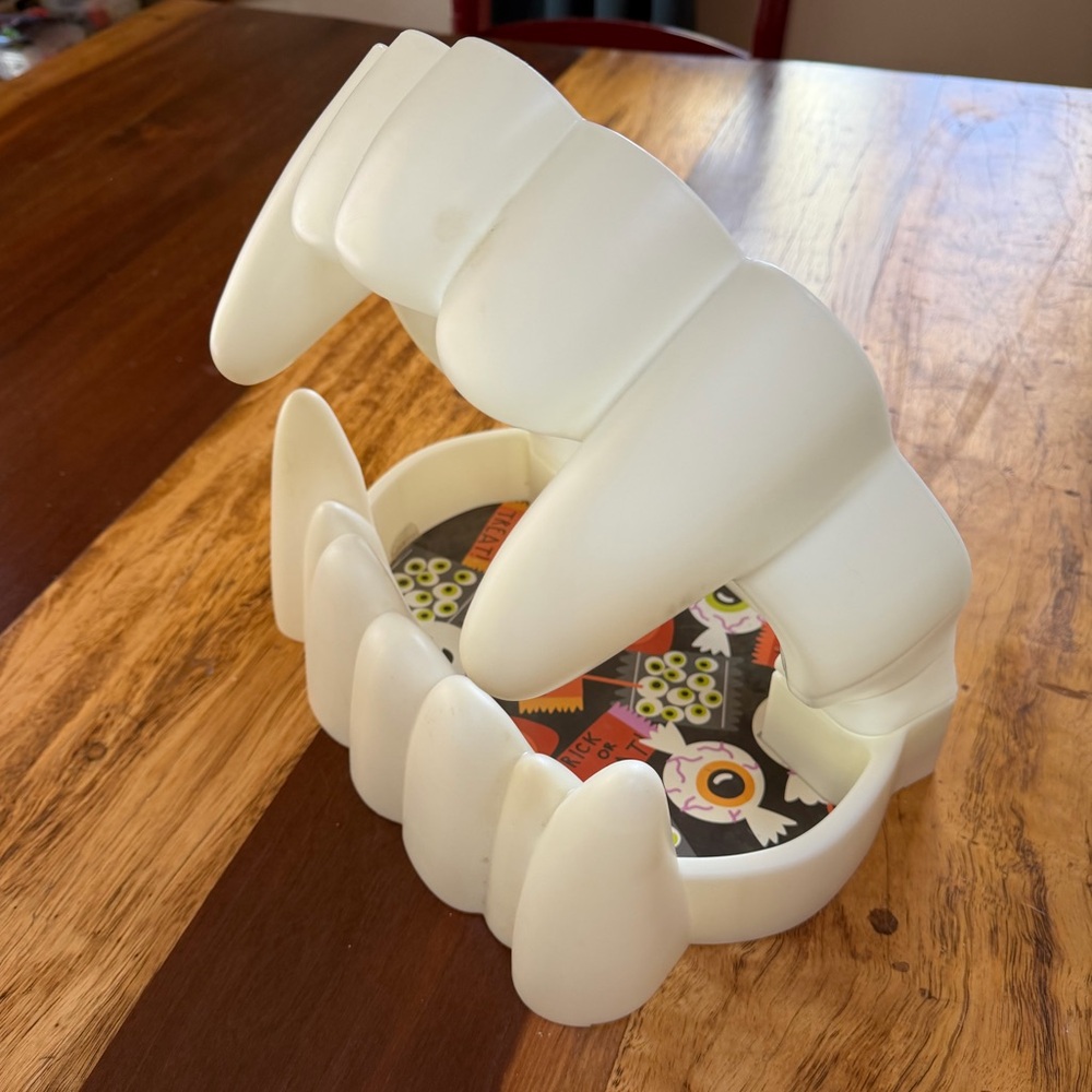 Hallmark Glow in the Dark Halloween Vampire Teeth Candy Holder - Picture 4 of 6